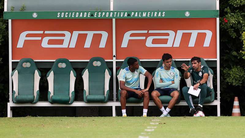 Abel Ferreira e os jogadores Luis Guilherme e Pedro Lima, durante treinamento do Palmeiras, na Academia de Futebol.