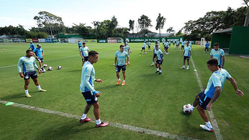 Atletas do Palmeiras durante treinamento na Academia de Futebol.