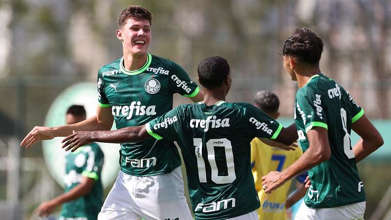 Atletas do Palmeiras comemoram gol contra o AEFA-MS, em partida válida pela primeira fase da Copa do Brasil Sub-17, na Academia de Futebol 2, em Guaraulhos-SP.