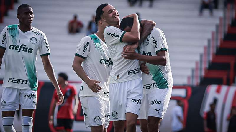 Fora de casa, Palmeiras derrota Atlético-GO e conquista a primeira vitória no Brasileiro Sub-20.