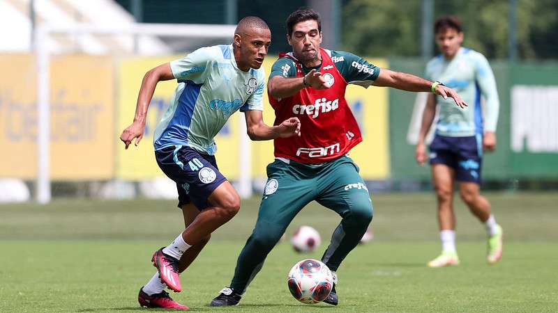 Jhonatan e Abel Ferreira durante treinamento do Palmeiras, na Academia de Futebol.