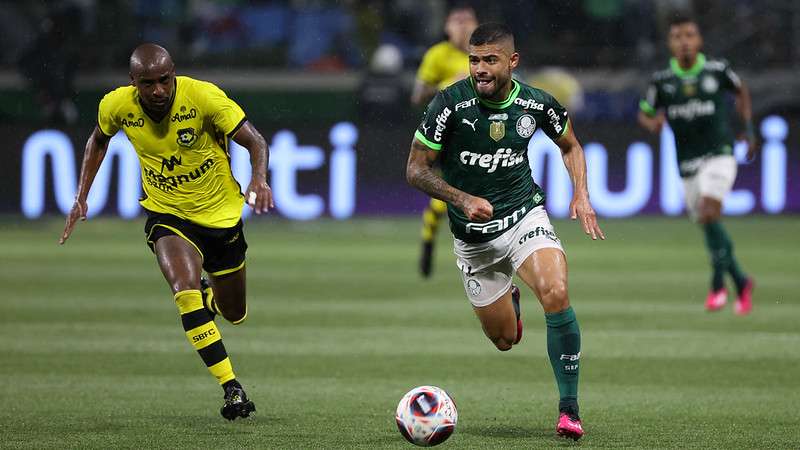 Bruno Tabata em disputa pelo Palmeiras contra o São Bernardo, durante partida válida pela décima terceira rodada do Paulistão 2023, no Allianz Parque.