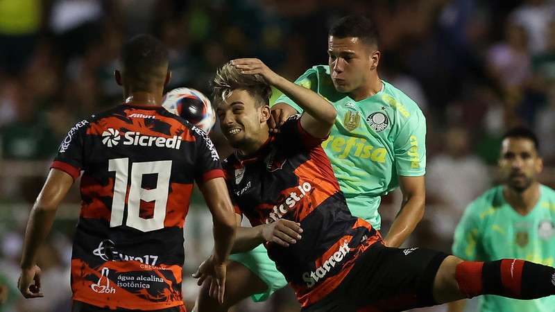 Fabinho em disputa pelo Palmeiras contra o Ituano, durante partida válida pela quarta rodada do Paulistão 2023, no Estádio Municipal Dr Novelli Junior.