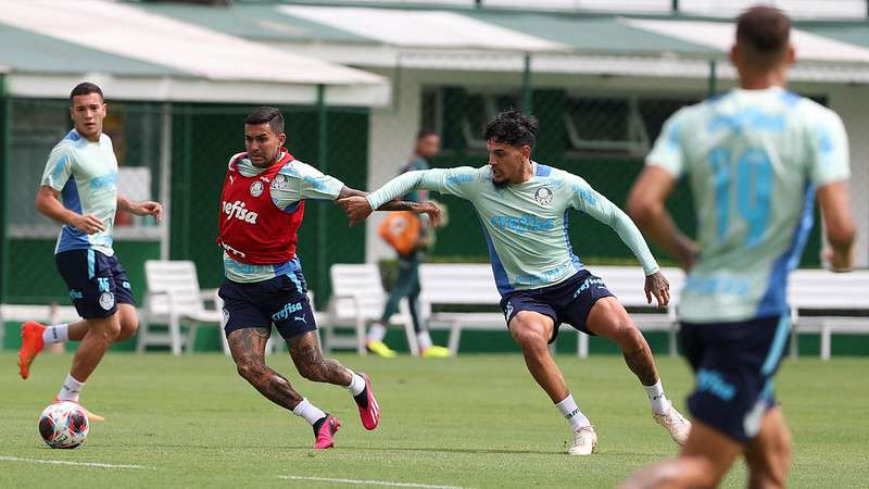 Dudu e Gustavo Gómez durante treinamento do Palmeiras, na Academia de Futebol.