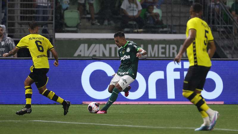 Gabriel Menino em jogo pelo Palmeiras contra o São Bernardo, durante partida válida pela décima terceira rodada do Paulistão 2023, no Allianz Parque.