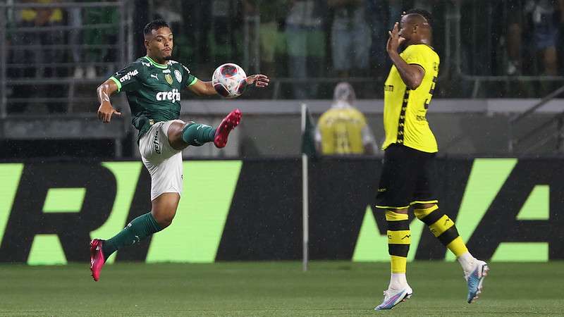 Gabriel Menino em jogo pelo Palmeiras contra o São Bernardo, durante partida válida pela décima terceira rodada do Paulistão 2023, no Allianz Parque.