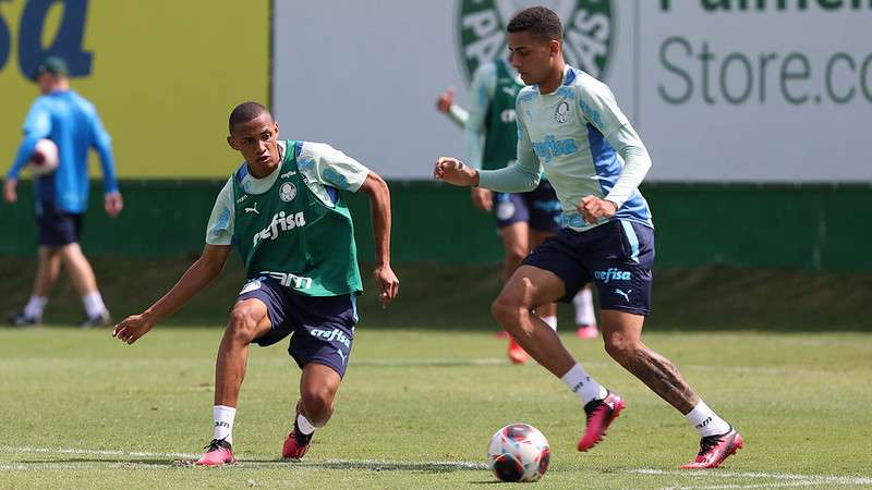 Jhonatan e Giovani durante treinamento do Palmeiras, na Academia de Futebol.