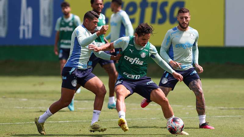 Rony, Raphael Veiga e Zé Roberto durante treinamento do Palmeiras, na Academia de Futebol.