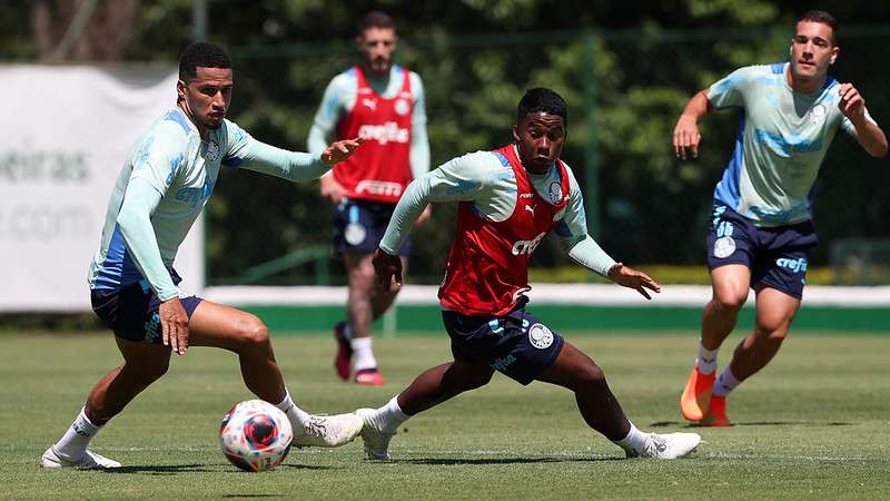 Murilo e Endrick durante treinamento do Palmeiras na Academia de Futebol.