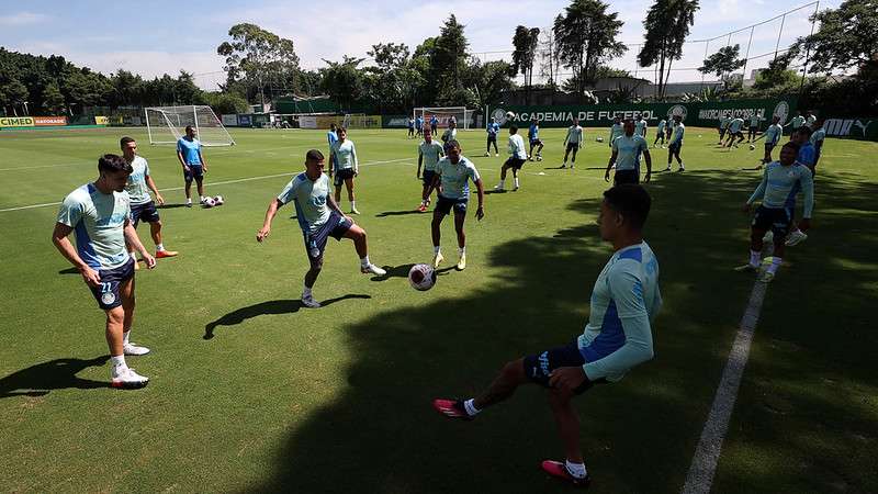 Atletas do Palmeiras durante treinamento na Academia de Futebol.