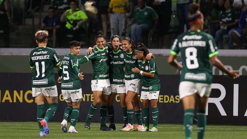 Atletas do Palmeiras comemoram gol contra o Bahia, em partida válida pela quarta rodada do Campeonato Brasileiro Feminino 2023, no Allianz Parque, em São Paulo-SP.