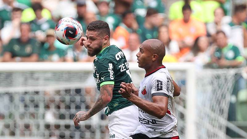 Zé Rafael em disputa pelo Palmeiras contra o Ituano, durante partida válida pela décima quarta rodada do Paulistão 2023, no Allianz Parque.