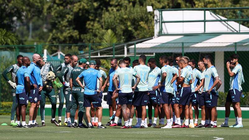 Abel Ferreira conversa com o elenco durante treinamento do Palmeiras na Academia de Futebol.