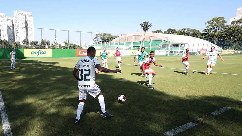 Atletas durante treinamento do Palmeiras na Academia de Futebol.