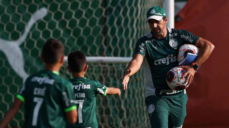 Abel Ferreira durante treinamento do Palmeiras na Academia de Futebol.