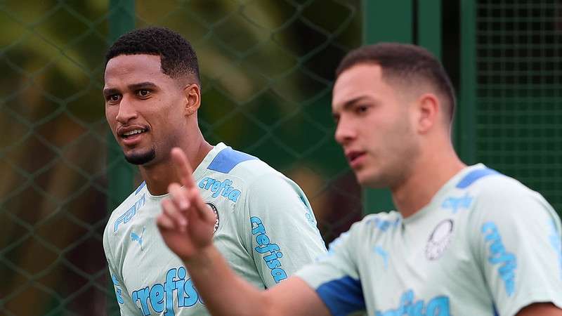 Murilo e Fabinho durante treinamento do Palmeiras, na Academia de Futebol.