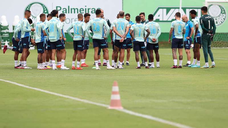 Abel Ferreira conversa com o elenco durante treinamento do Palmeiras, na Academia de Futebol.