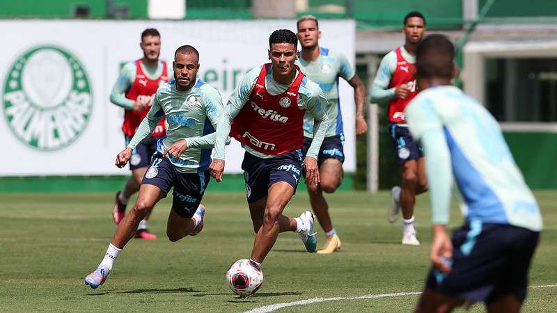 Mayke e Richard Ríos durante treinamento do Palmeiras, na Academia de Futebol.