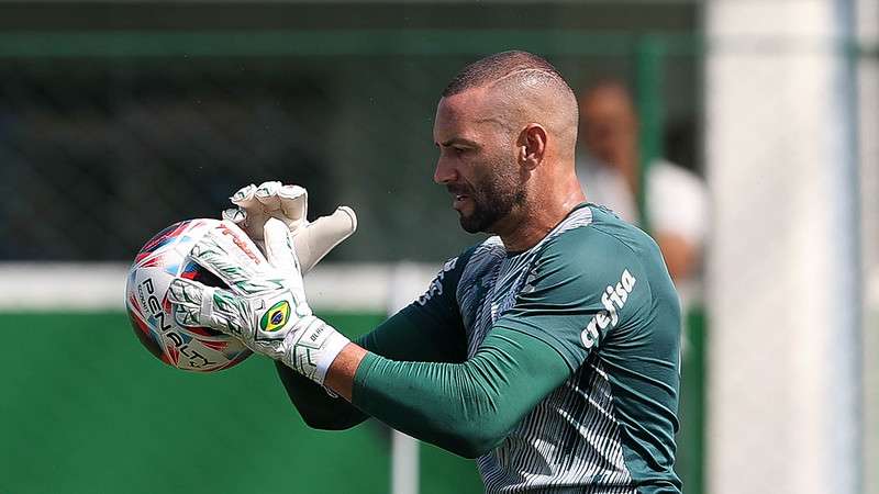 Weverton durante treinamento do Palmeiras na Academia de Futebol.