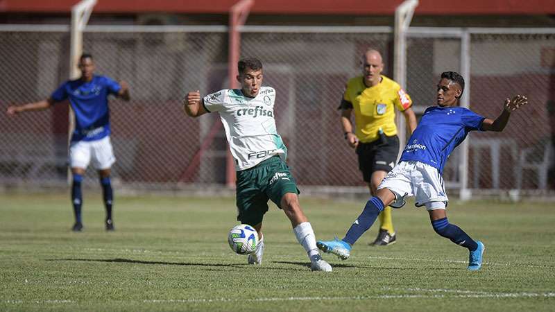 Kevin marca golaço, mas Palmeiras leva a virada para o Cruzeiro no Brasileiro Sub-20.