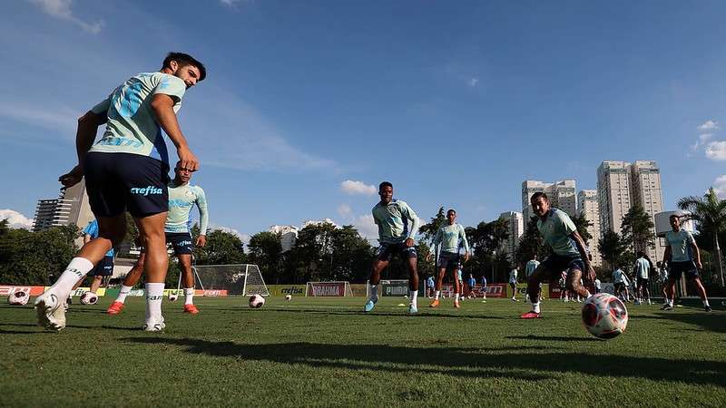 Atletas durante treinamento do Palmeiras na Academia de Futebol.