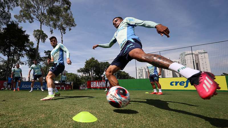 Atletas durante treinamento do Palmeiras na Academia de Futebol.