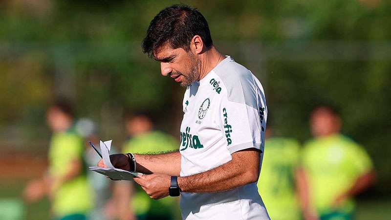 Abel Ferreira durante treinamento do Palmeiras na Academia de Futebol.