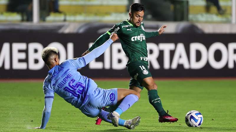 Artur em disputa pelo Palmeiras contra o Bolívar, durante partida válida pela fase de grupos da Libertadores 2023, no Estádio Hernando Siles.