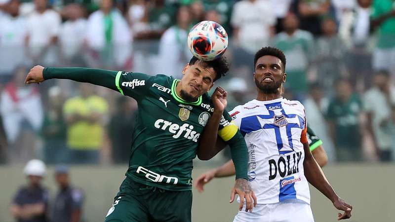 Gustavo Gómez em disputa pelo Palmeiras contra o Água Santa, durante a primeira partida válida pela final, do Paulistão 2023, na Arena Barueri.