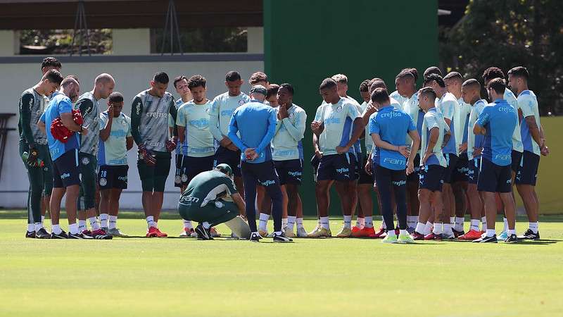 Abel Ferreira conversa com o elenco do Palmeiras, durante treinamento, na Academia de Futebol.