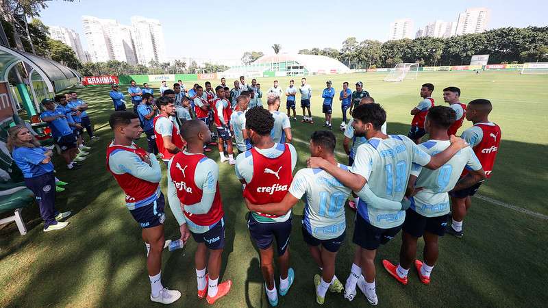 Abel Ferreira conversa com o elenco do Palmeiras, durante treinamento, na Academia de Futebol.