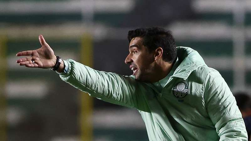 Abel Ferreira em jogo do Palmeiras contra o Bolívar, durante partida válida pela fase de grupos da Libertadores 2023, no Estádio Hernando Siles.