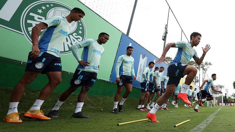 Marcos Rocha e demais atletas do elenco, durante treinamento do Palmeiras, na Academia de Futebol.