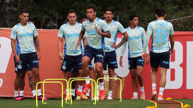 Atletas do Palmeiras durante treinamento na Academia de Futebol.