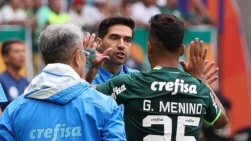 Gabriel Menino comemora seu gol com Abel Ferreira, pelo Palmeiras contra o Água Santa, durante segunda partida da final do Paulistão 2023, no Allianz Parque.