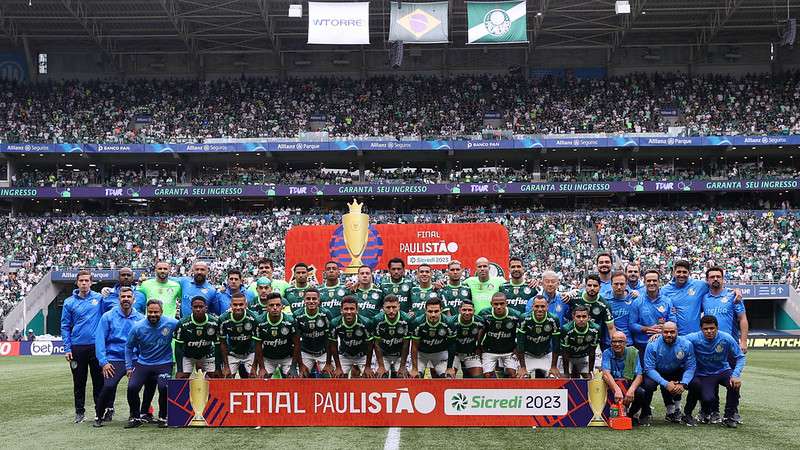 Jogadores e comissão técnica do Palmeiras posam para foto oficial antes do jogo contra o Água Santa, antes da segunda partida da final do Paulistão 2023, no Allianz Parque.
