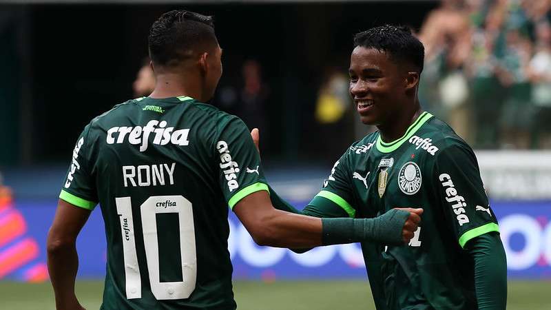 Rony e Endrick do Palmeiras comemoram gol contra o Água Santa, durante segunda partida da final do Paulistão 2023, no Allianz Parque.