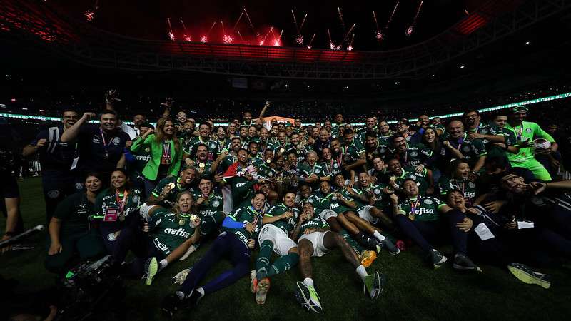 Jogadores do Palmeiras comemoram a conquista do Paulistão 2023 sobre o Água Santa, após segunda partida da final, no Allianz Parque.