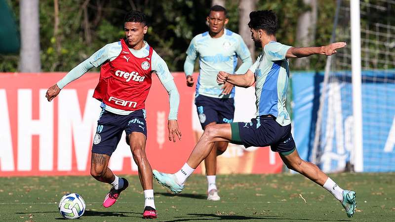 Richard Ríos e Flaco López durante treinamento do Palmeiras, na Academia de Futebol.