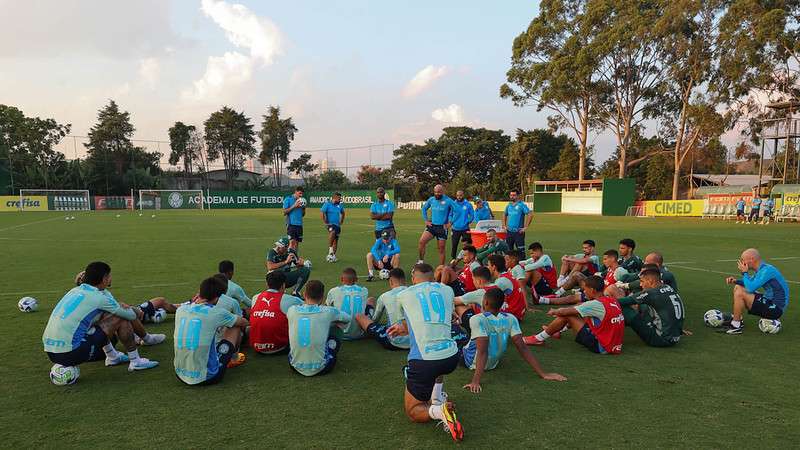 O técnico Abel Ferreira conversa com o elenco do Palmeiras durante treinamento, na Academia de Futebol.