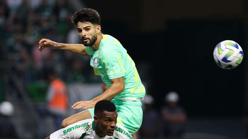 Flaco López do Palmeiras em disputa contra o Cuiabá, durante partida válida pela primeira rodada do Brasileirão 2023, no Allianz Parque.