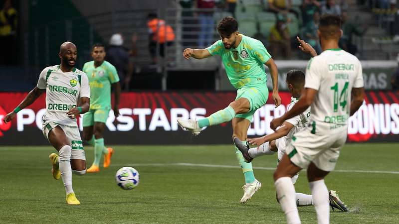 Flaco López chuta para marcar seu gol pelo Palmeiras contra o Cuiabá, durante partida válida pela primeira rodada do Brasileirão 2023, no Allianz Parque.