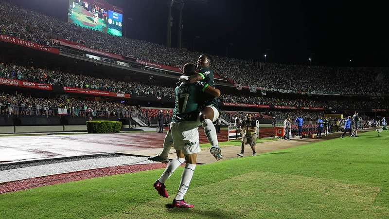 Giovani comemora seu gol com Endrick, pelo Palmeiras contra o Santos, durante partida válida pela sexta rodada do Paulistão 2023, no Morumbi.