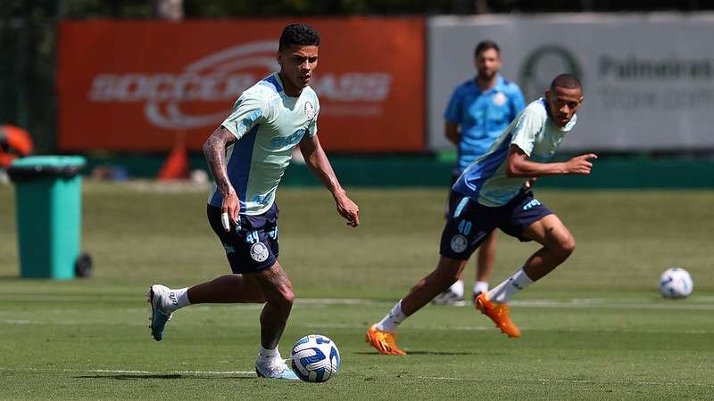 Richard Ríos e Jhonatan durante treinamento do Palmeiras na Academia de Futebol