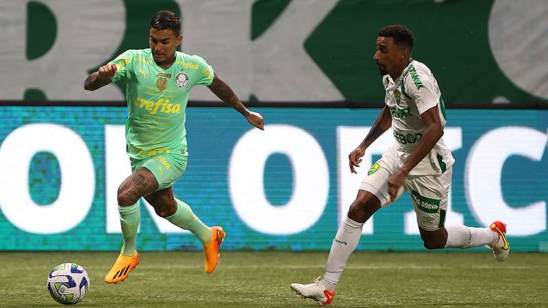 Dudu em disputa pelo Palmeiras contra o Cuiabá, durante partida válida pela primeira rodada do Brasileirão 223, no Allianz Parque.