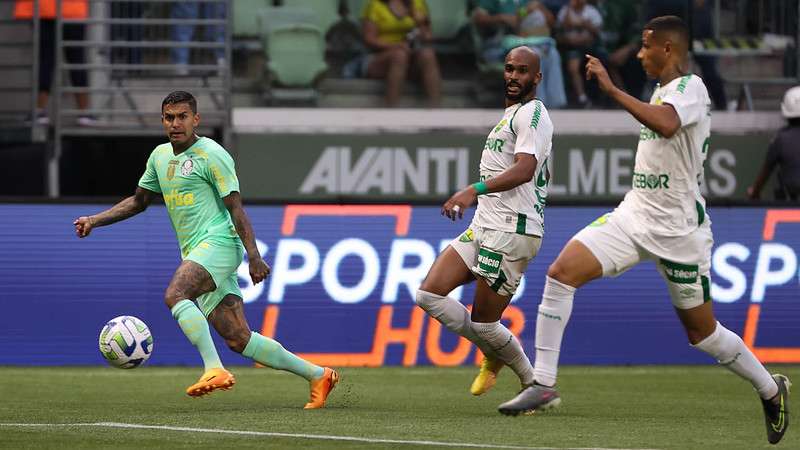 Dudu em disputa pelo Palmeiras contra o Cuiabá, durante partida válida pela primeira rodada do Brasileirão 223, no Allianz Parque.