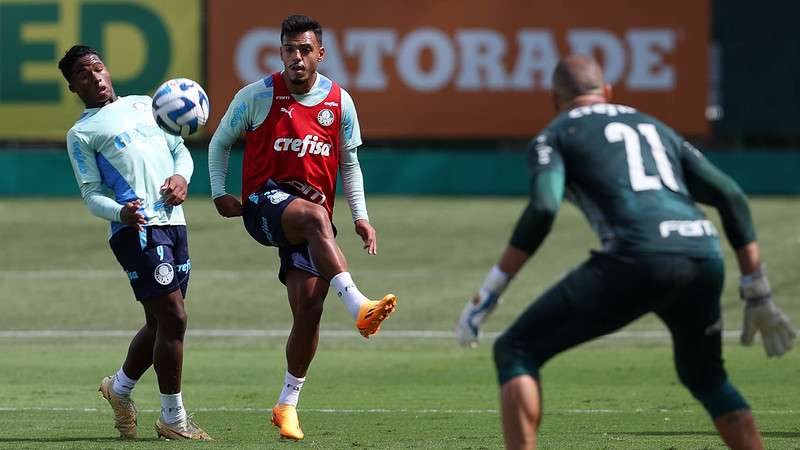 Endrick, Gabriel Menino e Marcelo Lomba durante treinamento do Palmeiras, na Academia de Futebol.