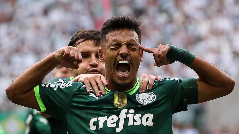 Gabriel Menino comemora um de seus gols pelo Palmeiras contra o Água Santa, durante segunda partida da final do Paulistão 2023, no Allianz Parque.