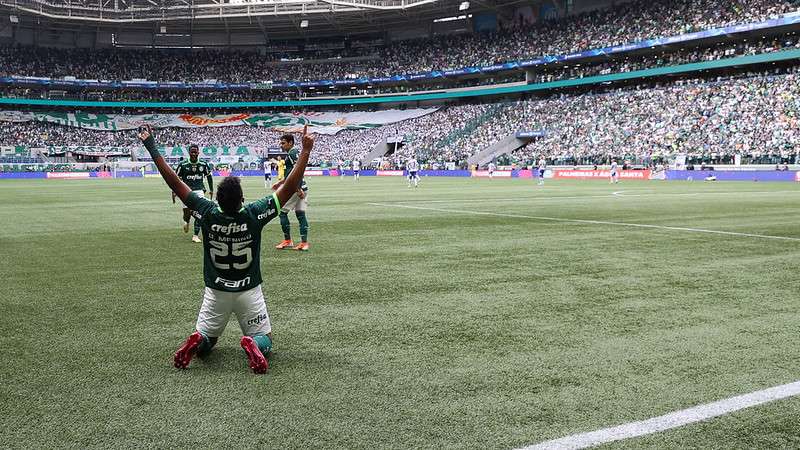 Gabriel Menino comemora um de seus gols pelo Palmeiras contra o Água Santa, durante segunda partida da final do Paulistão 2023, no Allianz Parque.