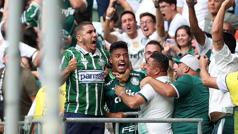 Gabriel Menino comemora um de seus gols pelo Palmeiras contra o Água Santa, durante segunda partida da final do Paulistão 2023, no Allianz Parque.